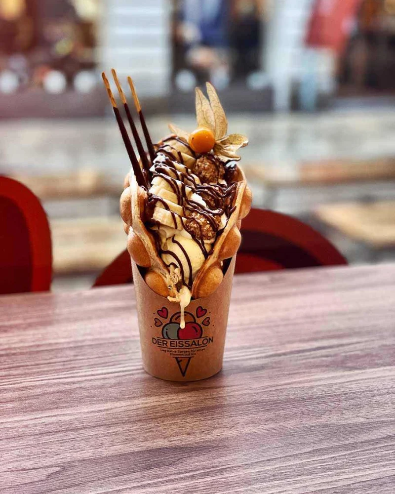 Bubble-Waffel mit Eis, Schokoladensauce und Physalis im Becher von Der Eissalon in Graz