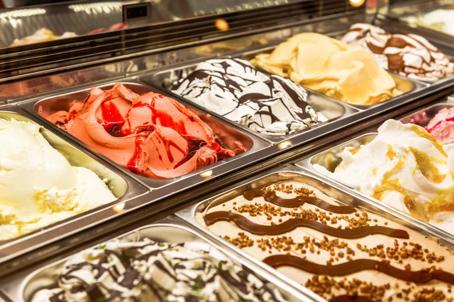 Nahaufnahme der Eisvitrine mit Creme-Eis und Fruchteis bei Der Eissalon in Graz