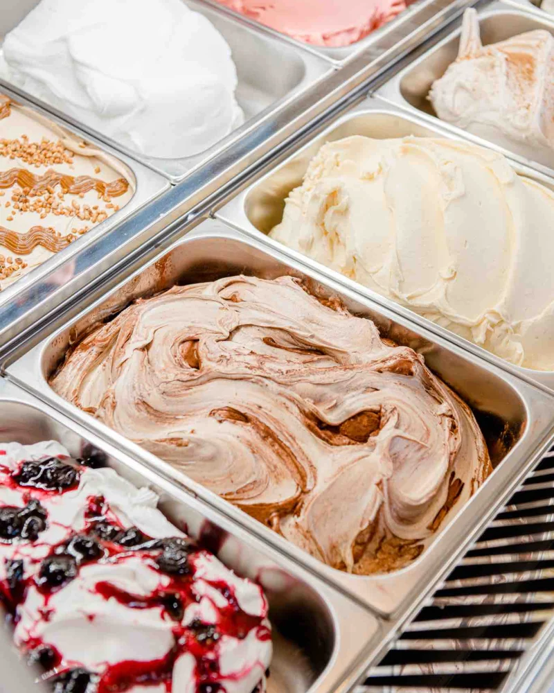 Eisvitrine von oben mit Creme-Eis und Fruchteis bei Der Eissalon in Graz