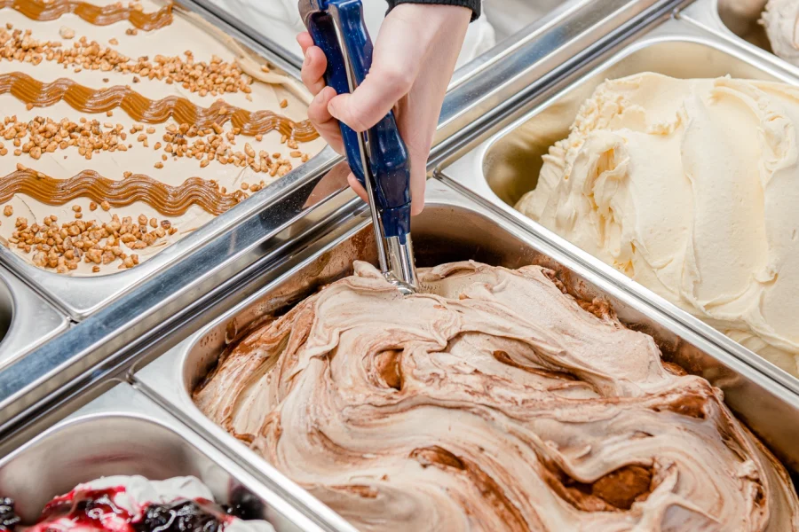 Eis wird mit dem Portionierer aus der Vitrine geholt – Der Eissalon Graz