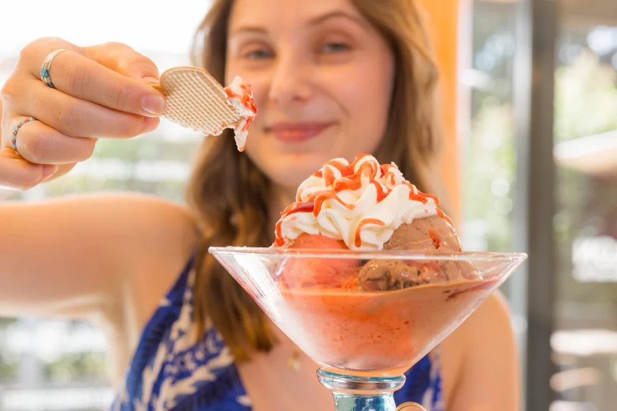 Eisbecher im Glas mit Schlagobers und Waffel bei Der Eissalon in Graz-Wetzelsdorf