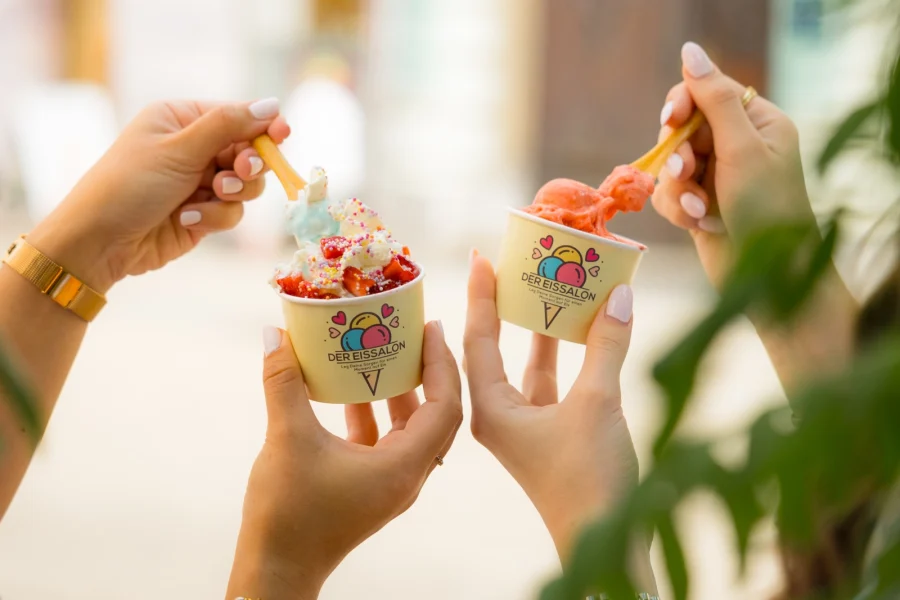 Zwei Eisbecher mit Fruchteis und Toppings von Der Eissalon in der Stubenberggasse in Graz