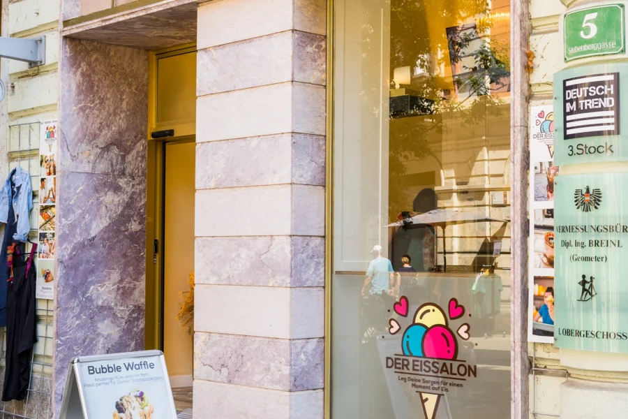 Eingang von Der Eissalon in der Stubenberggasse 5 in der Grazer Innenstadt