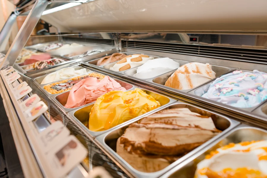 Eisvitrine mit Creme-Eis und Fruchteis in Edelstahlwannen bei Der Eissalon in Graz
