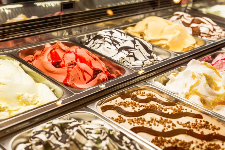 Nahaufnahme der Eisvitrine mit Creme-Eis und Fruchteis bei Der Eissalon in Graz
